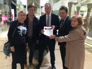 Nick Xenophon accepting Keep The Community In Your Radio petition